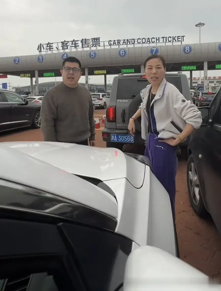 奔驰男女加塞，还辱骂，出名了吧！道歉必须的，车也得赔，看看这俩人嘴脸。