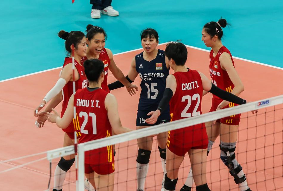 中国女排0-3负于日本，止步8强，确实让人感到惋惜。这场比赛暴露出我们在技术和心