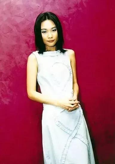 许美静演唱会塌房，恐晚节不保！当年以一首《阳光总在风雨后》红遍华语乐坛的女歌手许