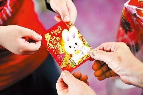 离婚不应影响孩子的权益，26万压岁钱应公平分割，或存为孩子们的未来教育基金。