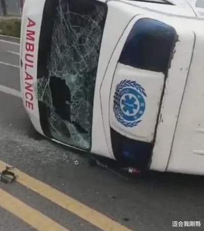 一辆正在执行任务并鸣笛的120救护车在闯红灯时与一辆小型轿车发生了碰撞，导致救护
