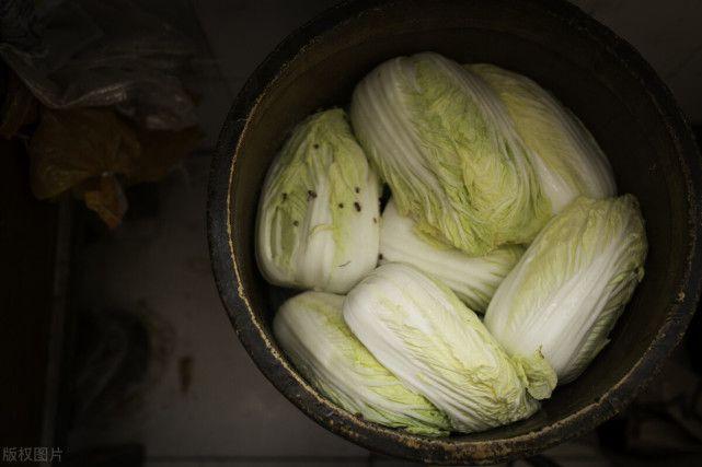 酸菜本身不致癌，但过度食用含有亚硝酸盐的酸菜可能增加食道癌风险。