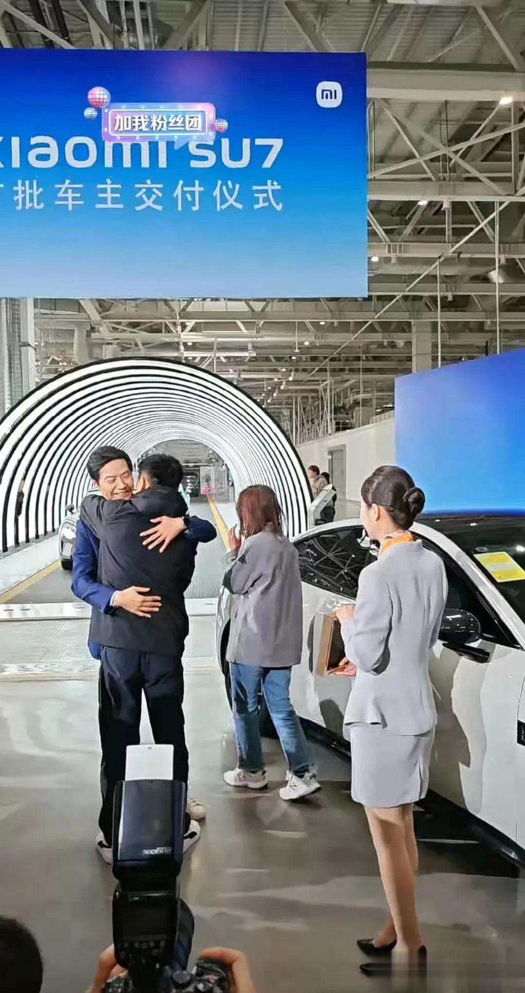 今天有多少车主后悔没有在北京提车？雷军今天给首批小米SU7车主现场开车门，仪式感