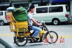 阿伟透露说，“有很多的快递员是没有基本工资的，靠着送件和提成收入，这也让大家的压
