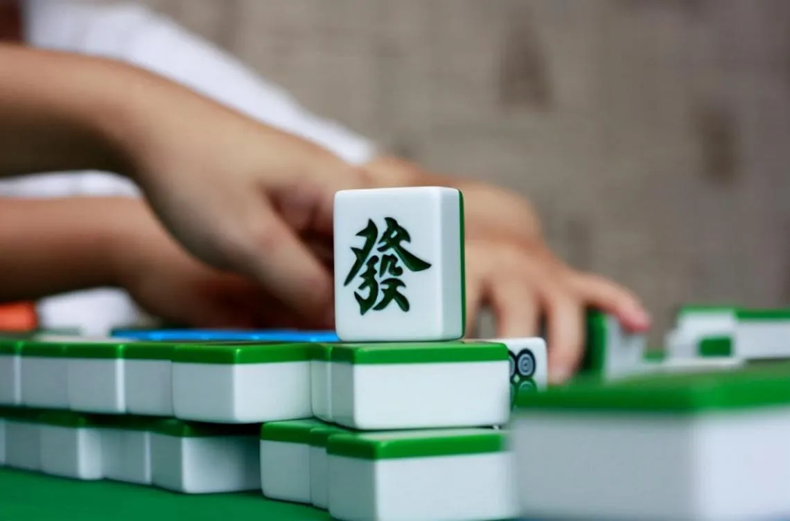 从心理学角度来看，打麻将游戏有助于减轻压力、提高心理健康水平，从而对延长寿命产生