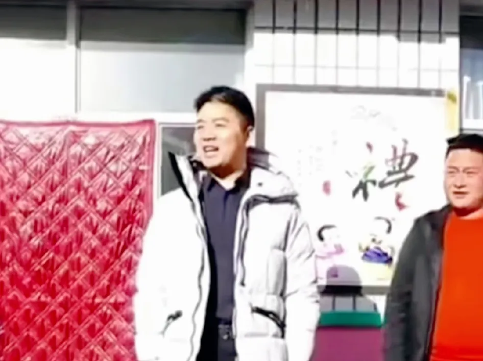 京东集团创始人刘强东给老家村民一千多户发1000多件羽绒服，还有京东超市年货礼盒