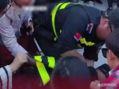 近日，河南开封万岁山武侠城景区“王婆说媒”表演现场，一名保安在与游客争执后，情绪