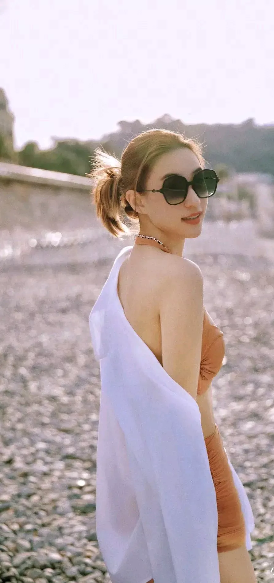 澳门赌王最漂亮的女儿何超莲比基尼写真九连拍，何超莲虽然个子不高，但是身材比例特别