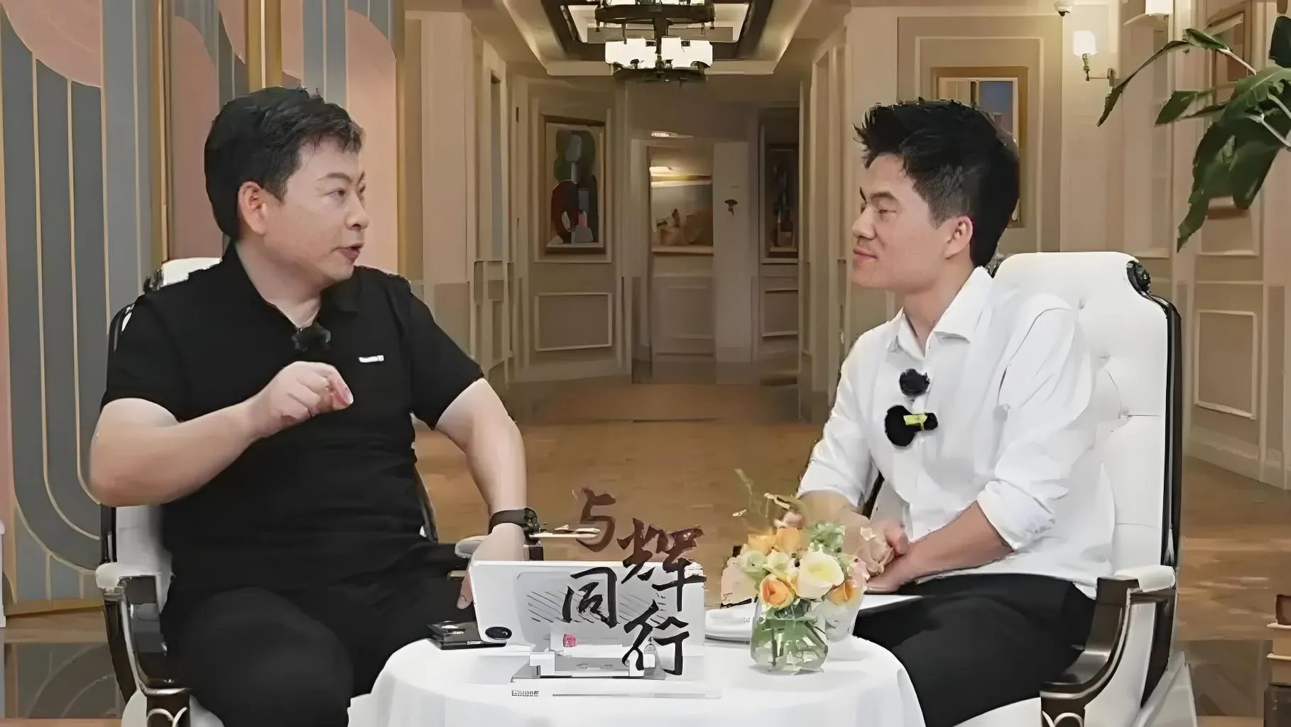 华为常务董事余承东透露，问界品牌的转让是因为国家法规要求，品牌商和生产商需统一。