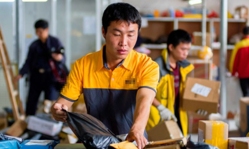 张先生表示，大部分快递员每天的送件量在60件左右，偶尔会超过100件，比如“双十