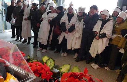 #代表建议不强制要求火葬#不菅是火葬土葬死后给一块葬身之地就行。不要人死后再花钱