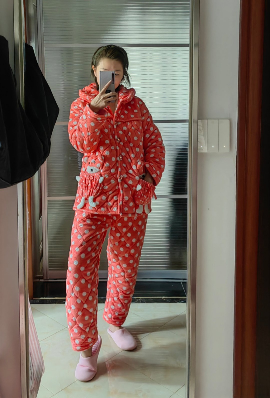 这里就不得不提湖南省的省服了，不光是在家里穿哦！我们出门也穿！ 
