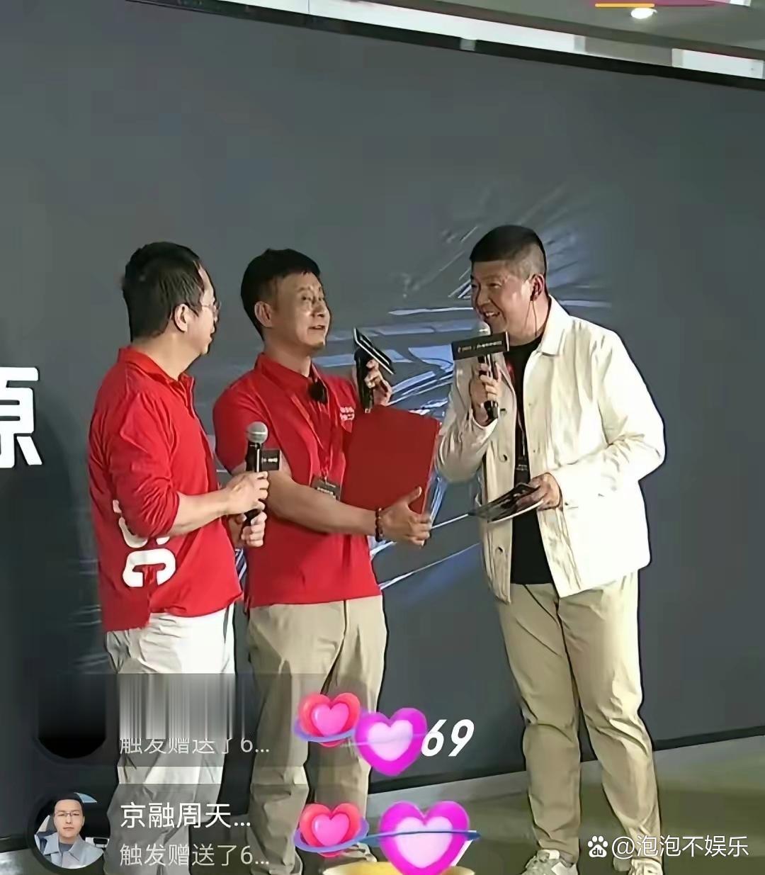 看周鸿祎的表情也是有点无奈闹了半天给一个二手车贩子做了嫁衣还被迫给他喊了句广告词