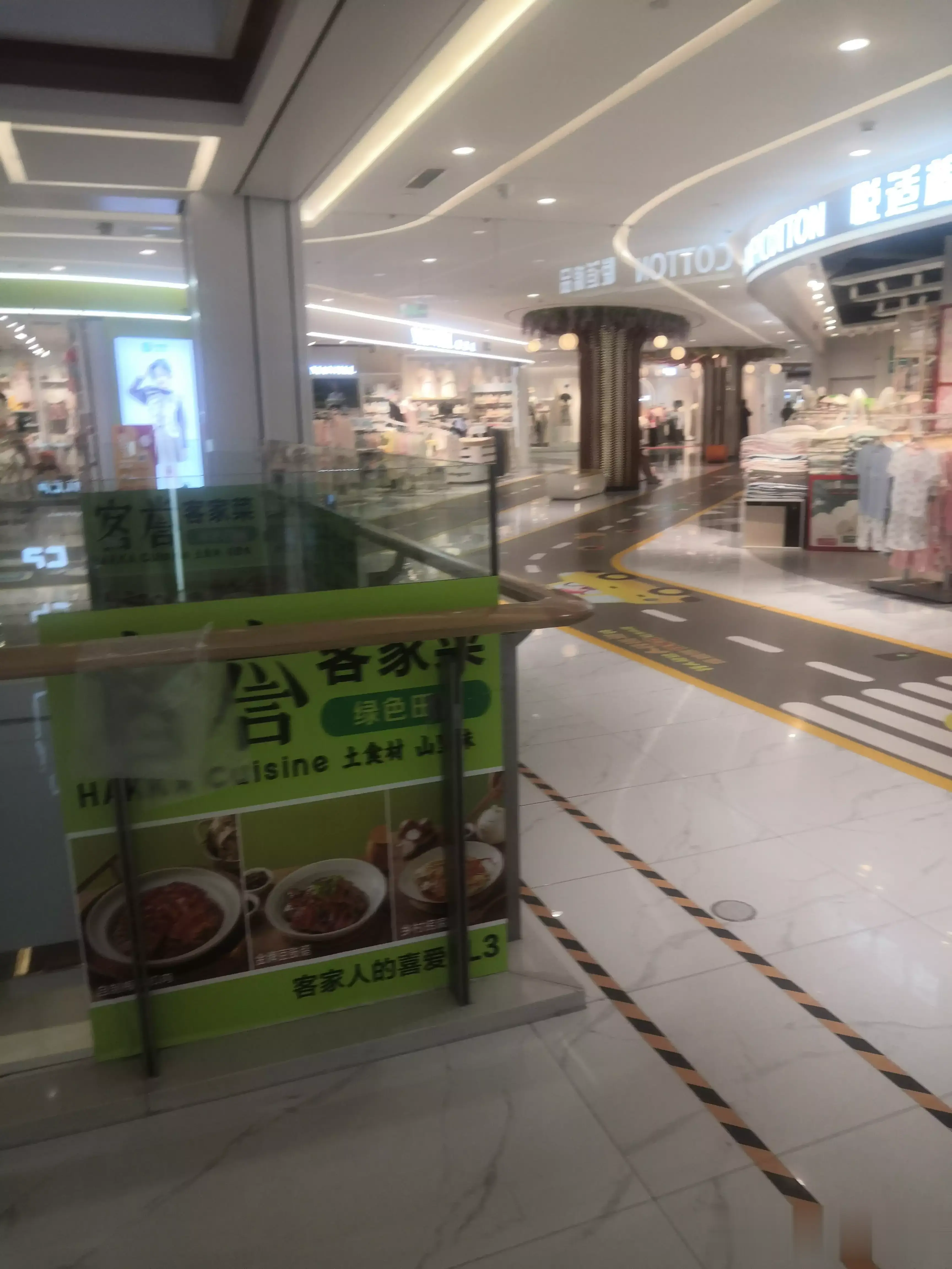 现在大商场都没有人逛了啊，何况超市！ 
