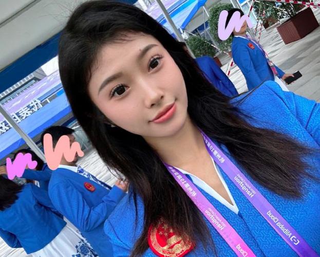 我认为吴艳妮的观点很有道理，化妆比赛是为了尊重和满足现场观众的观赏需求，而不是单