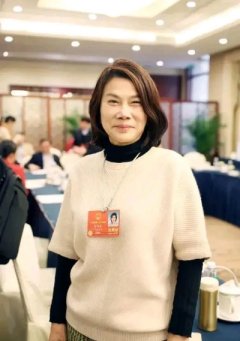她建议将个税起征点提高至月收入10000元，以减轻广大工薪阶层的税负，进而刺激消
