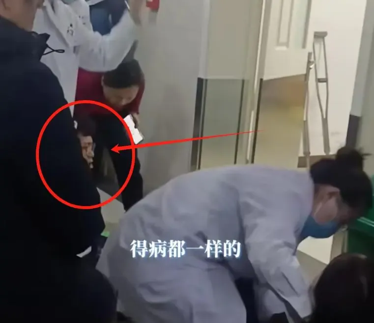 急诊女患者插队做彩超，排队男子拒绝并叫嚣：别装，得病都一样插队女患者引发排队男子