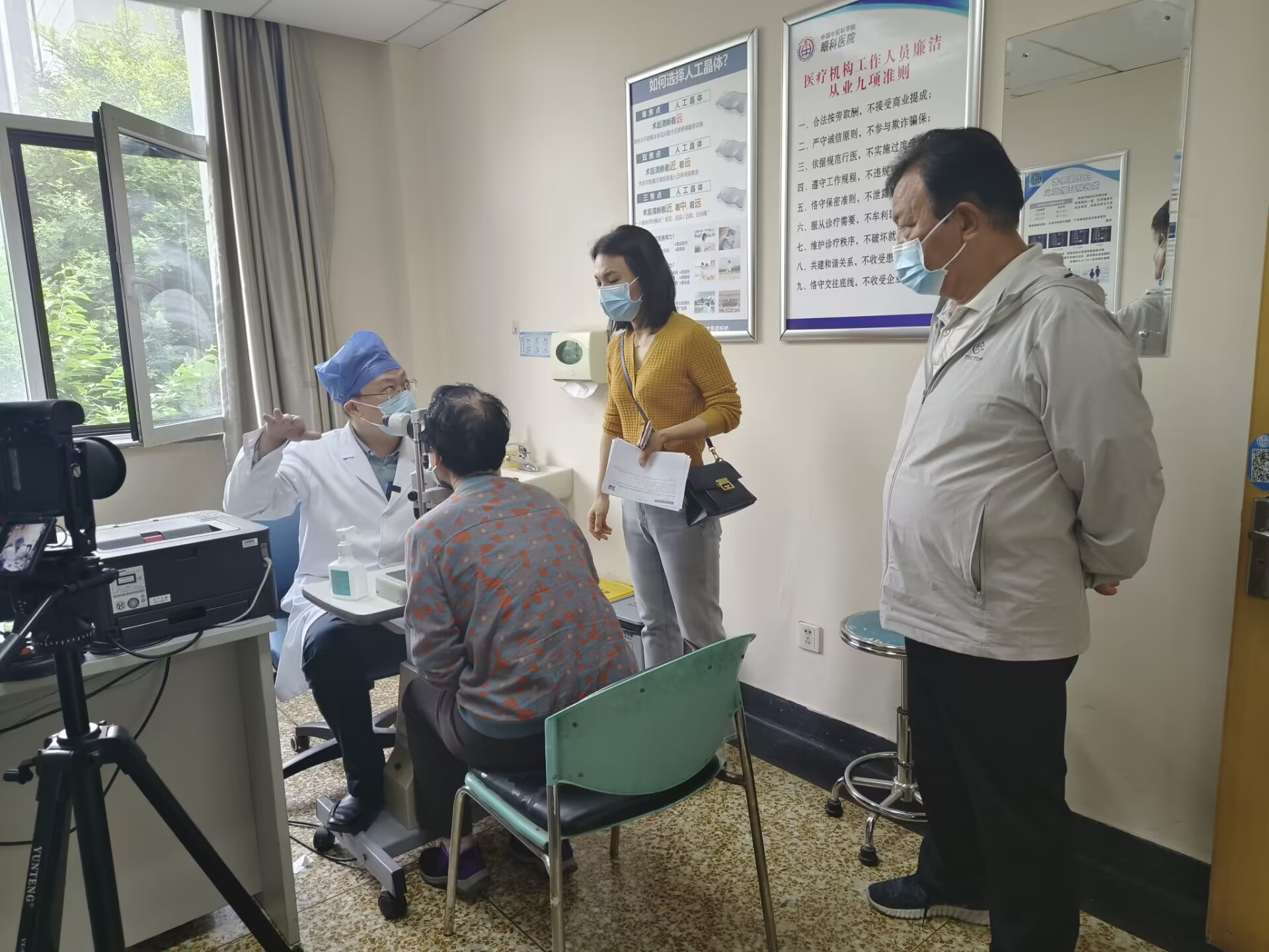 别以为护眼只是小事一桩！：热敷眼睛、做眼保健操、多吃蔬菜水果、少看手机多休息..