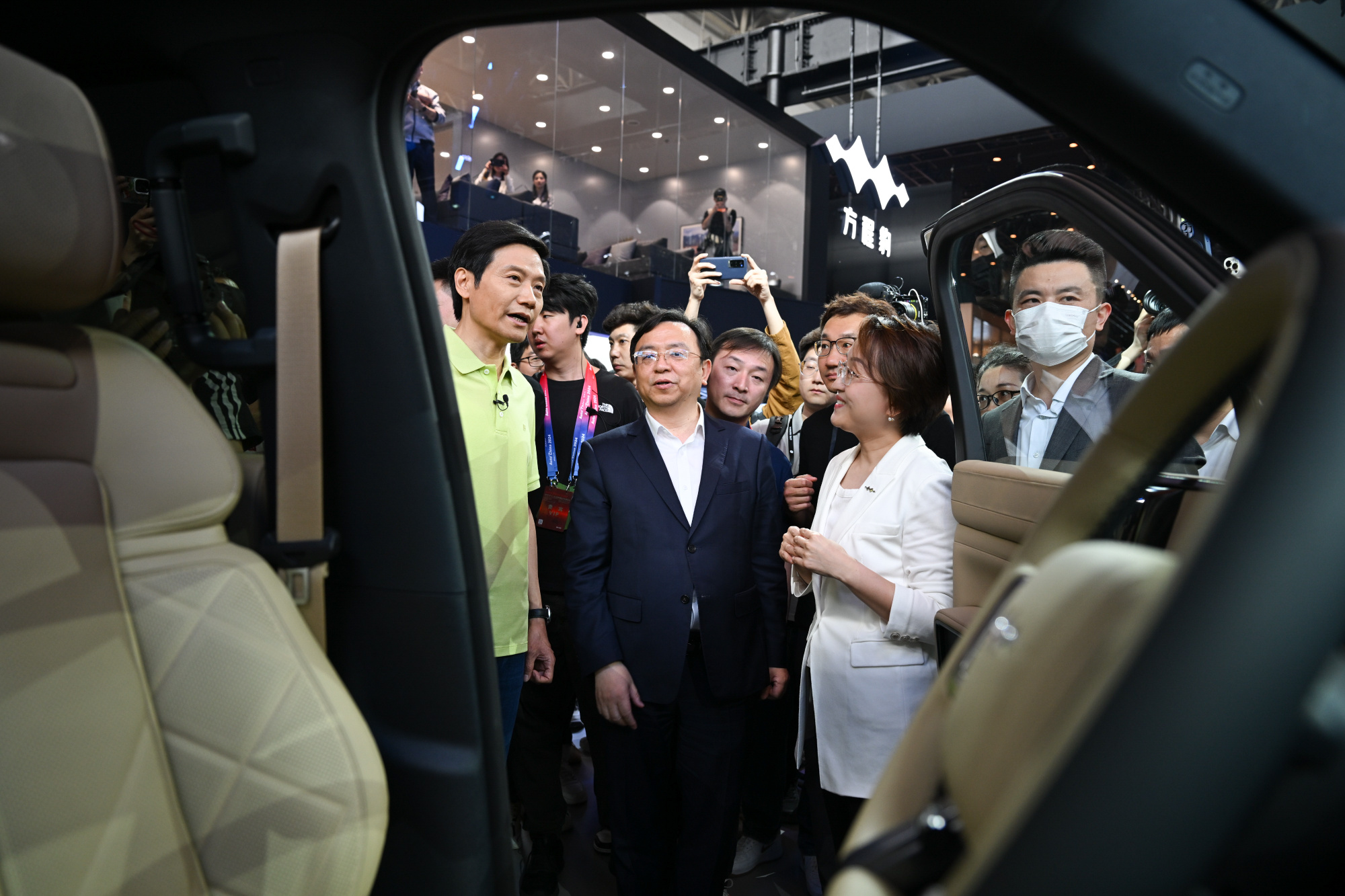 本届北京车展真热闹，雷军走到哪流量就到哪，雷总这是要下单方程豹吗？#2024北京