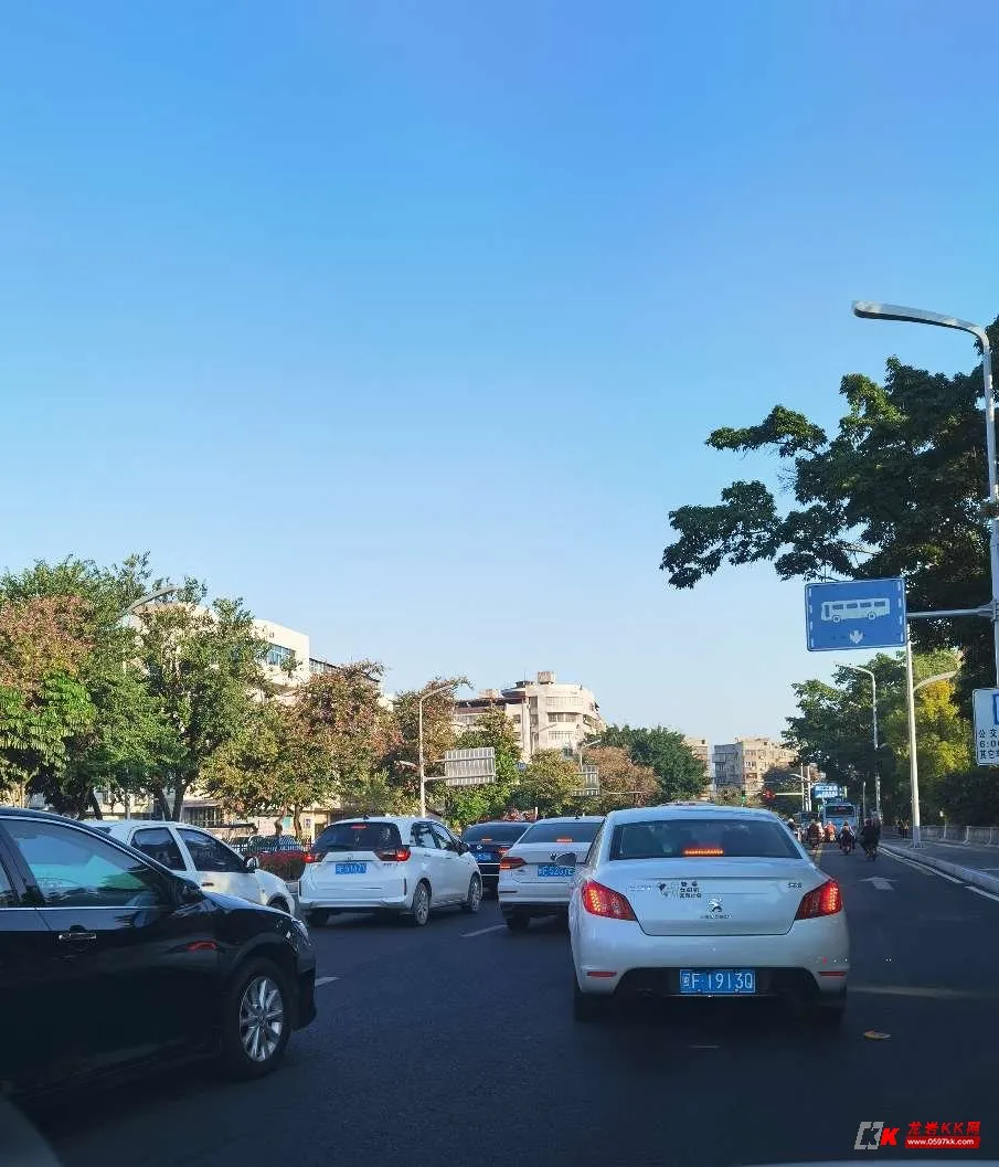 行高速不论何时段都要收费：1.标准就是凡逢周六日8折，所有节假日统统5折，这样可