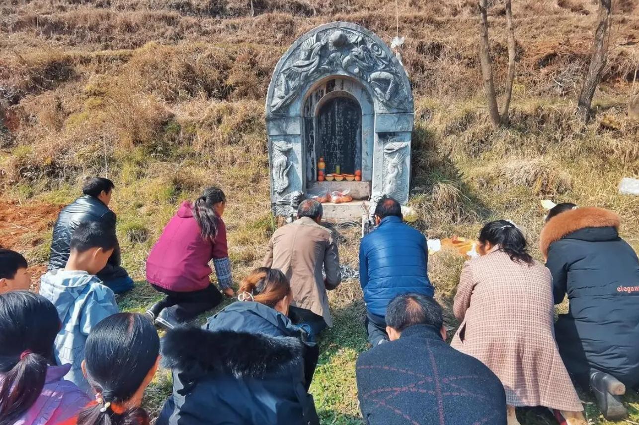 清明节是“孝道”的具体表现，但今年清明节因是罕见的“无春闰年”，民间有不宜上坟的