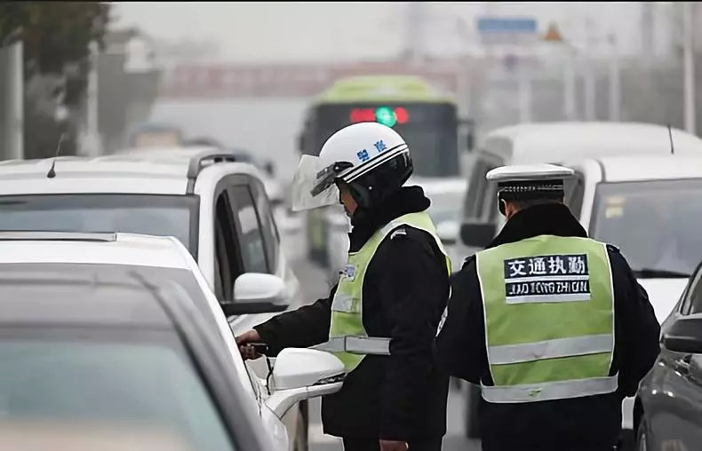 拍违章获奖金的措施值得鼓励，因为它不仅可以提高道路安全，还能调动大家的积极性，共