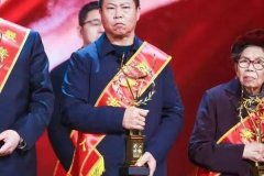 同行的船员还没有反应过来，他就已经下令让大家把价值10万的蟹笼，砍断绳索，任其坠
