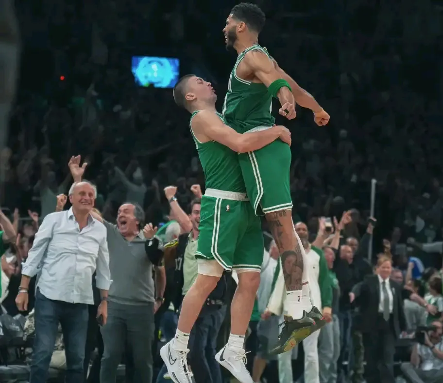 刚刚结束的NBA总决赛，凯尔特人4比1战胜独行侠，夺得总冠军！得到了队史18冠！