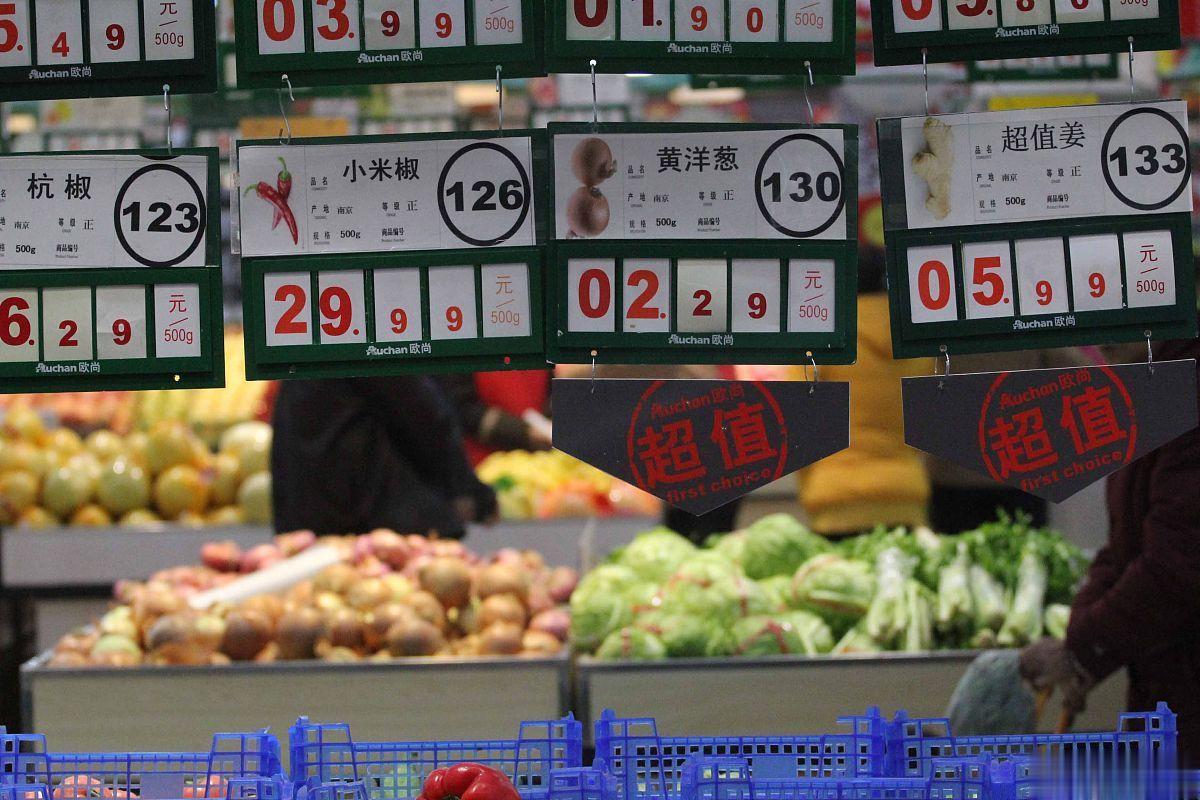 哪些在跌呢？早餐从2元涨到5元，米线从小碗2元到现在的10几元，而工资却停滞不前