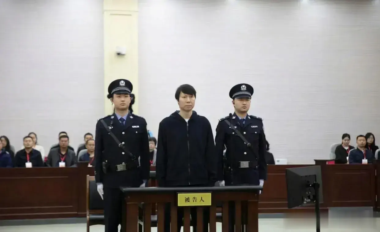 李铁的刘海还在三后卫居中站位​