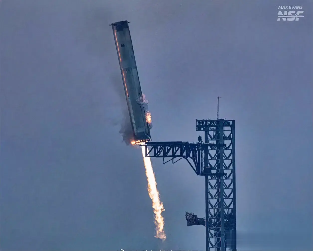 马斯克的SpaceX首次回收星舰成功了，个人觉得这确实算一件很厉害的事，只是每次