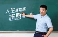 已构建起庞大商业版图张雪峰成为当下炙手可热的网红的背后，其身份已不仅仅局限于一名
