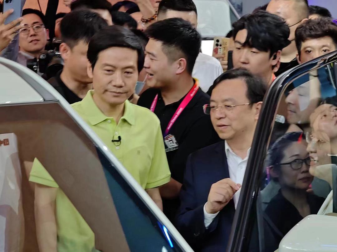 雷军早上刚做完直播，这又跑比亚迪展台来了，和王传福亲密互动！两个大佬的格局也是没
