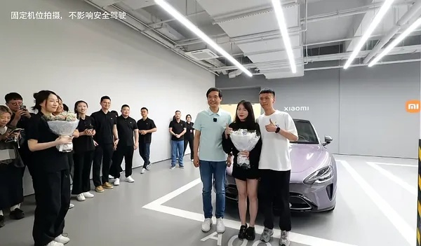 此前，小米汽车开启首批交付时，小米董事长雷军于北京工厂店亲自为首批小米SU7车主