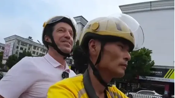 最后其指出距离自己购买凯迪拉克还差40万单，视频引起热议后，凯迪拉克副总裁tim