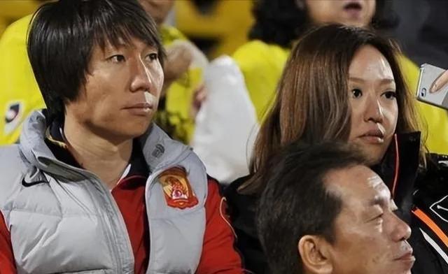 李铁之妻龙菲被曝将2.7亿赃款带往美国，准备与李铁离婚保全自己李铁的妻子龙菲被曝