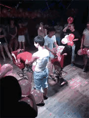 年会继续办，团队精神显，闲雅之时，员工心舒畅。戏谑间彰功绩，笑语中感情深，公司深