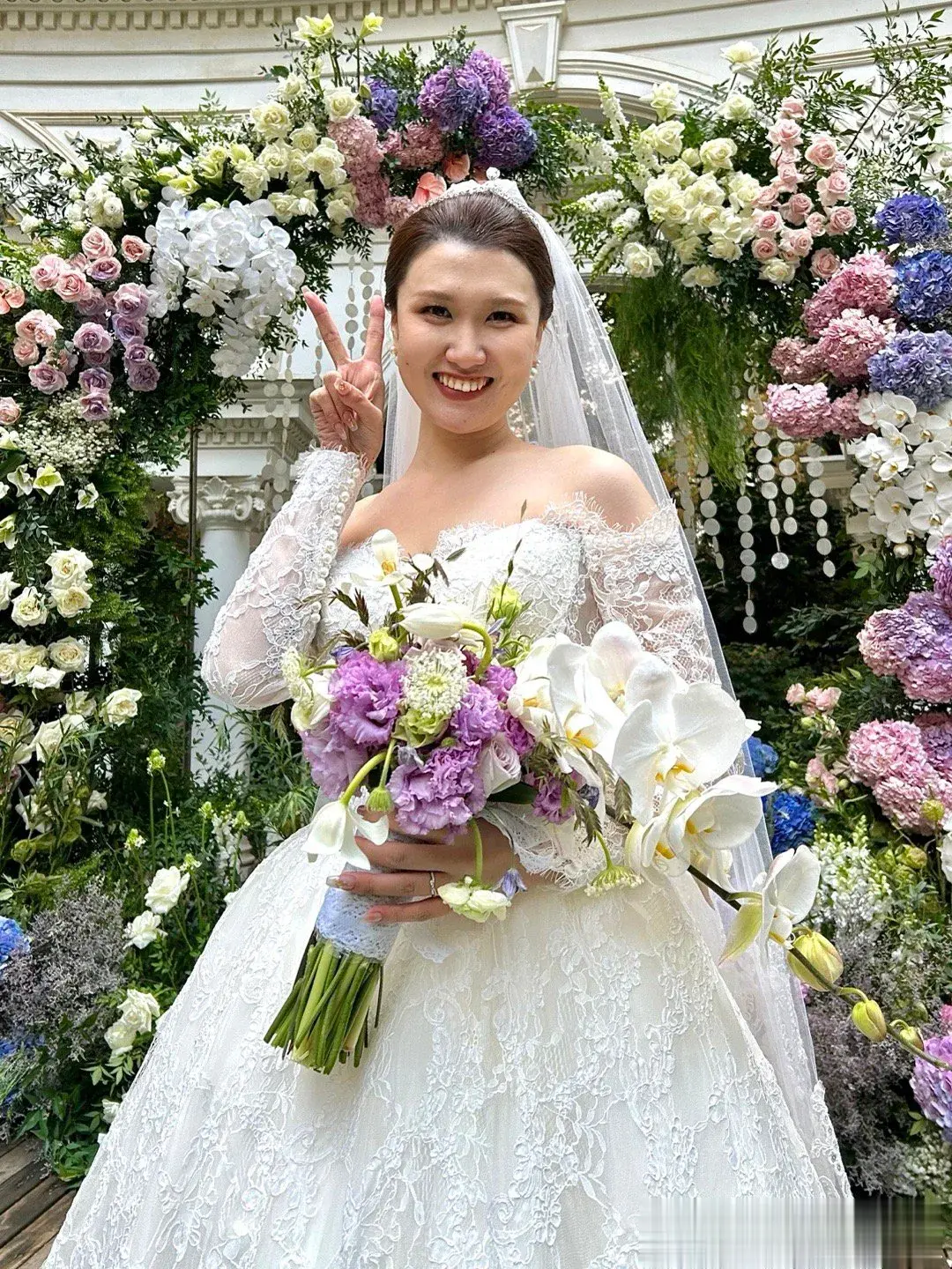 #下调结婚年龄到18岁可行吗?#不行，女孩自己还未长成人，做事还不诚实、严谨，就