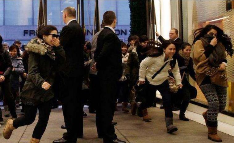 上联：美媒罕声欢华夏客辞出境游下联：国人独智赞逆向消费兴自强求