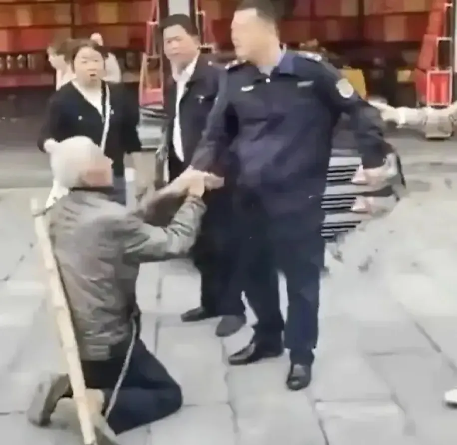 真是让人寒心。中老人苍苍白发，身穿褶皱外套，背着为生计的扁担，至于和城管争论起因