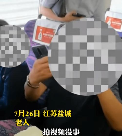 地铁内小伙遭老人暴打，？别急，先看看具体情况。如果老人行为严重违法，报警是正道。