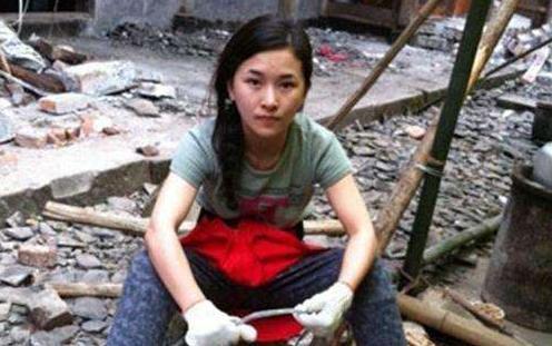 女性农民工在劳务市场中受到性别歧视，就业机会和工资待遇方面处于劣势，生活条件和工