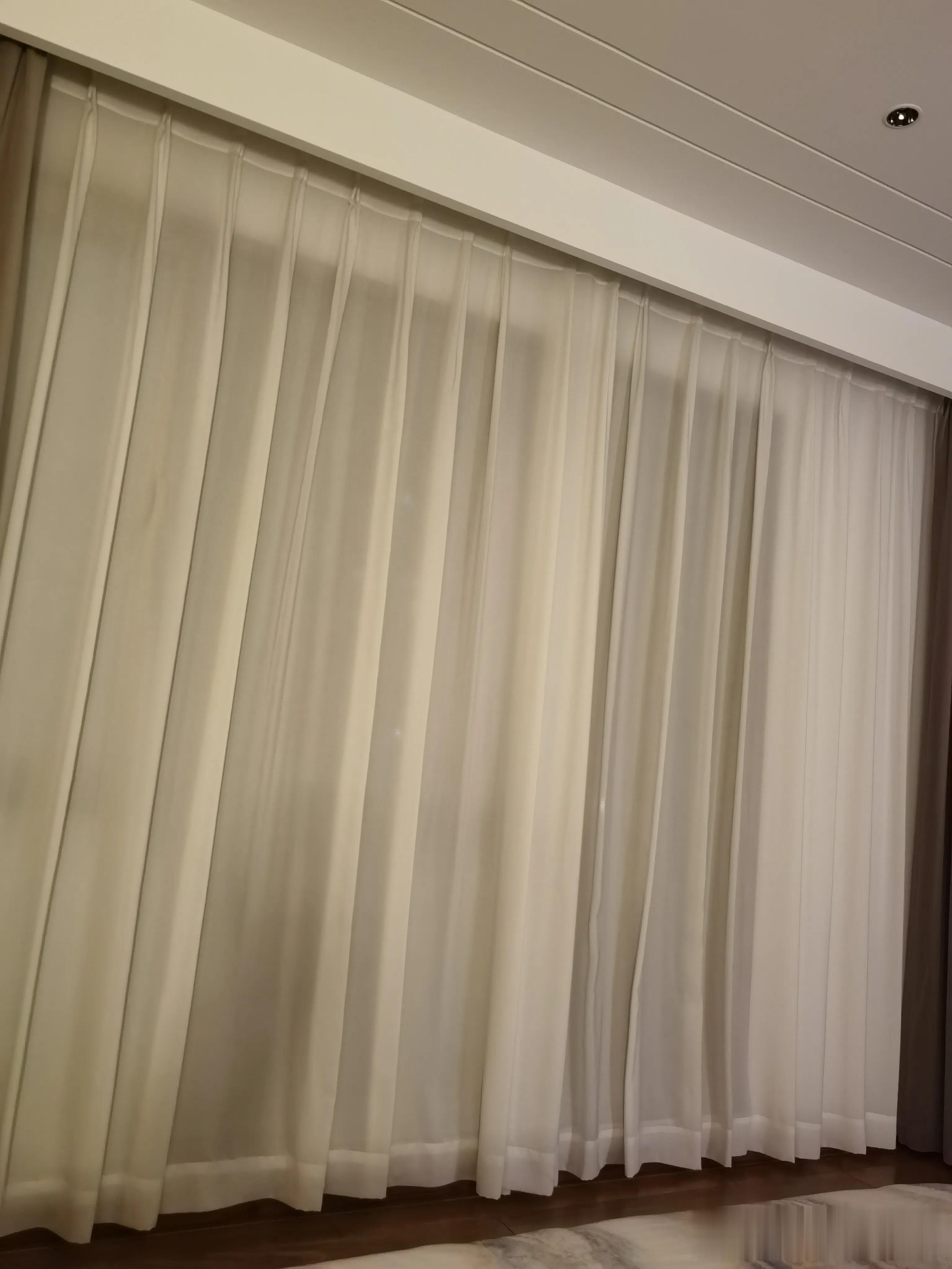 你睡觉喜欢把窗帘放下来吗？我有点轻度幽闭恐惧症（自己诊断的😂），因此，我晚上睡