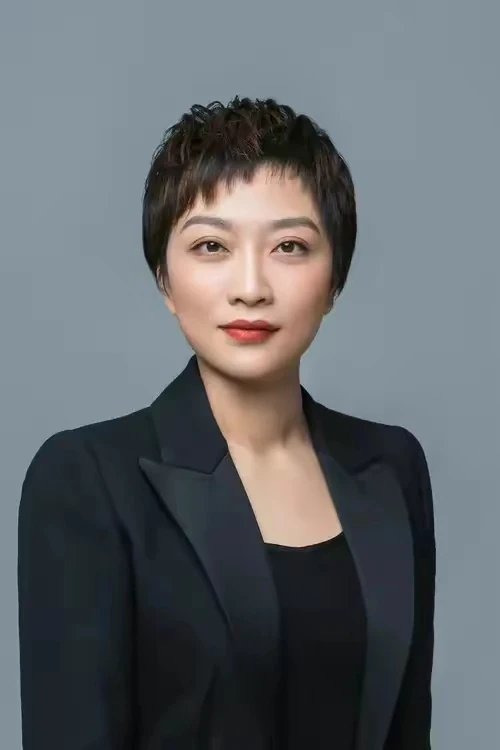 百度公关副总裁开设视频自媒体，以女霸总身份大谈职场看法，引发热议。针对其5天发4