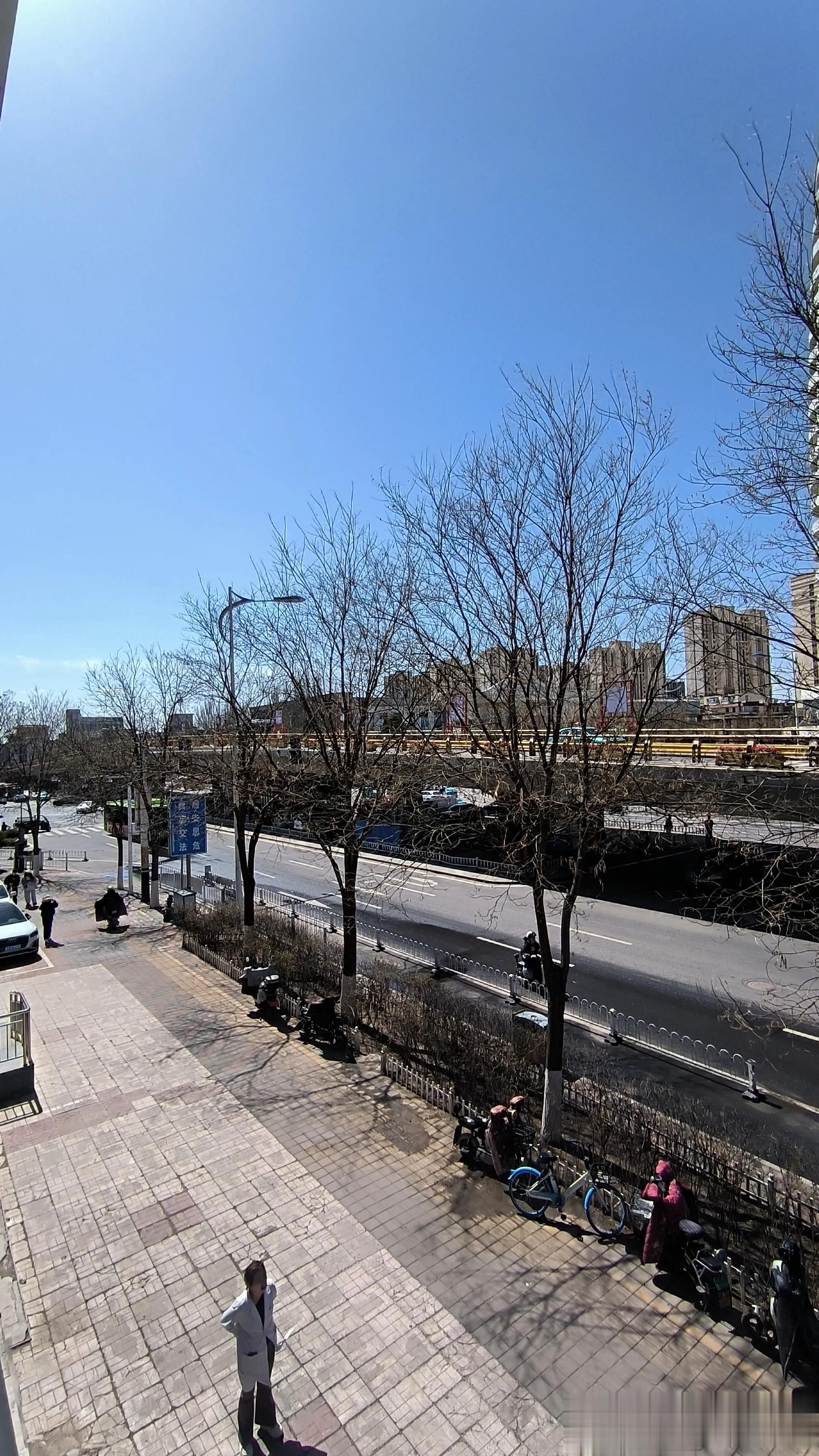 #清明节游玩日记#清明假期街上，和假期前和假期后街上都是行人稀少，人们现在都是越