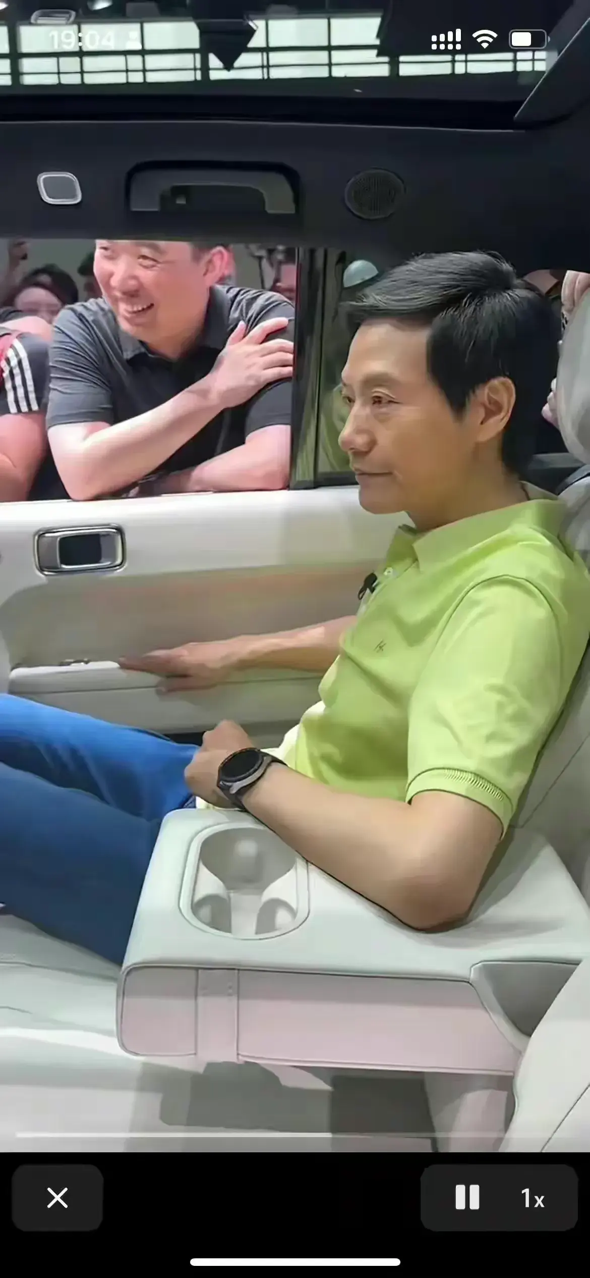 雷军被李想锁车里了李想：你不是想学技术吧？雷军：居然免费给你打了广告雷军：快放我