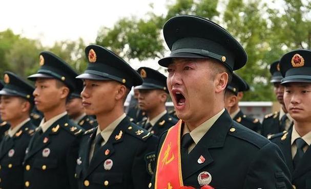 听着退伍老师铿锵有力的誓言，让国人泪目，他们虽退伍，但国家和人民需要时，他们会义