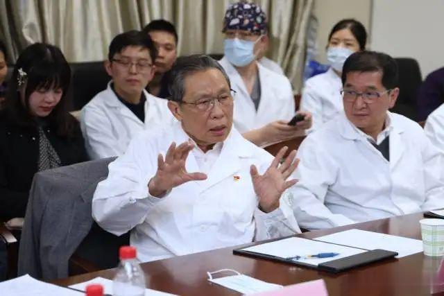 戴口罩还是不戴？表示，除非出现病毒大流行或去人群聚集的地方，否则不特别主张长期佩