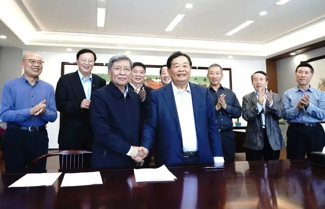 看到胡耀科技大学的录取分要排名前五的平均分，我觉得绝大多数能考这个分数的学生不会