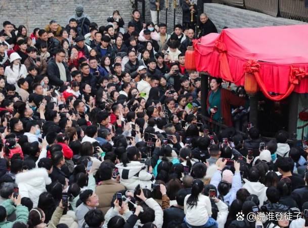 开封“王婆说媒”走红网络！现场挤满了人……#春日论坛#这么快就有人订婚了，还有人